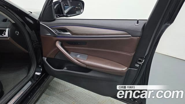 BMW 5 Series 2020 — Photo 28/32