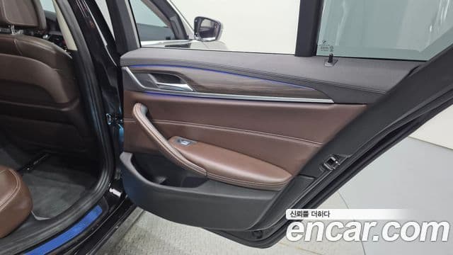BMW 5 Series 2020 — Photo 13/32