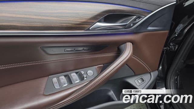 BMW 5 Series 2020 — Photo 9/32