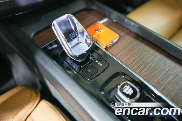 Volvo XC60 2023 — Şəkil 8/19