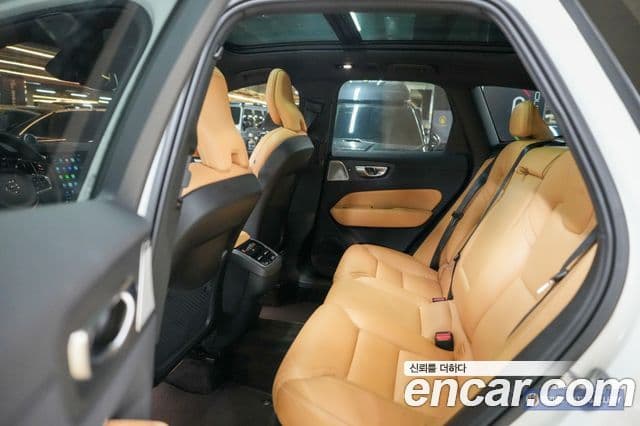 Volvo XC60 2023 — Şəkil 9/19