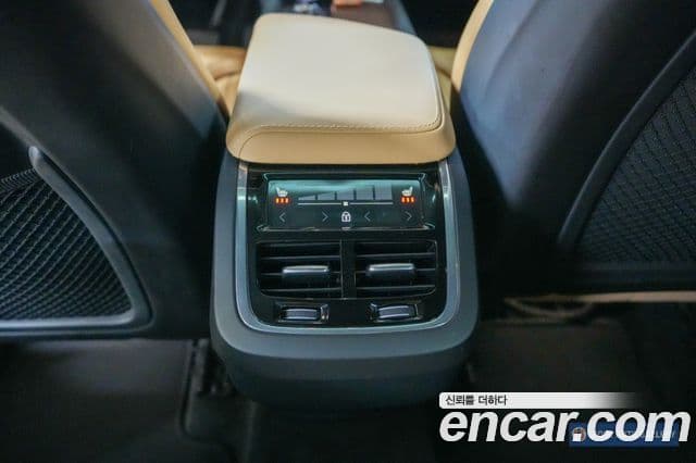 Volvo XC60 2023 — Şəkil 12/19