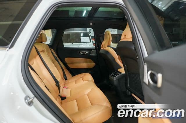 Volvo XC60 2023 — Şəkil 17/19