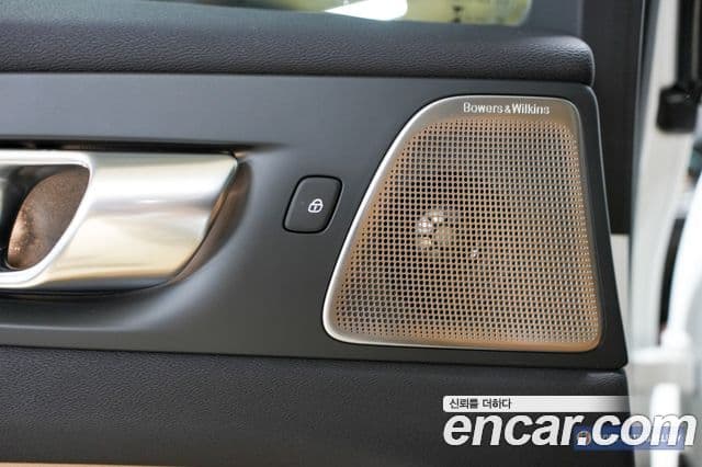 Volvo XC60 2023 — Şəkil 18/19