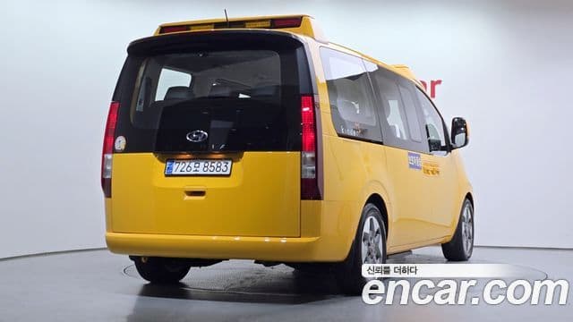 Hyundai Staria 2023 — ფოტო 18/20