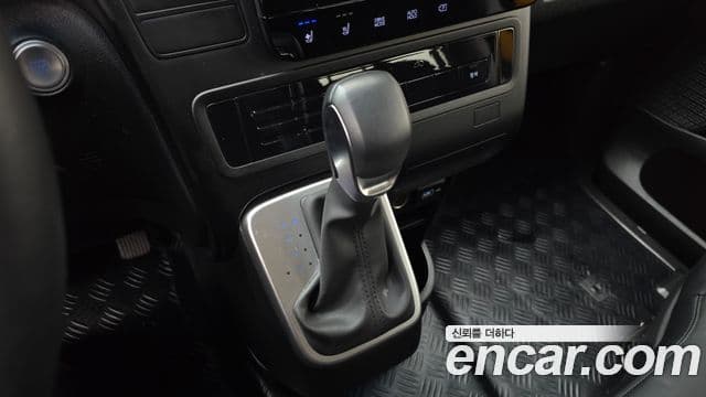 Hyundai Staria 2023 — ფოტო 8/20