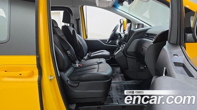 Hyundai Staria 2023 — ფოტო 6/20