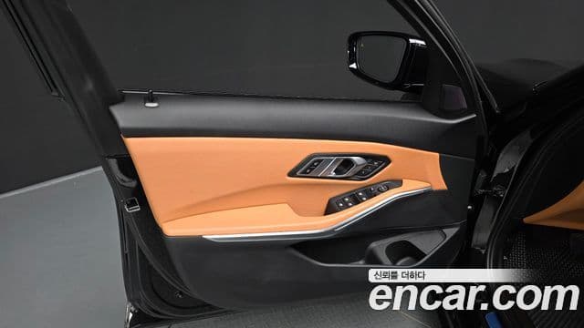 BMW 3 Series 2023 — ფოტო 23/34