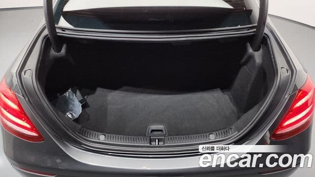 Mercedes-Benz E-Class 2019 — Şəkil 18/20