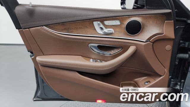 Mercedes-Benz E-Class 2019 — Şəkil 34/35