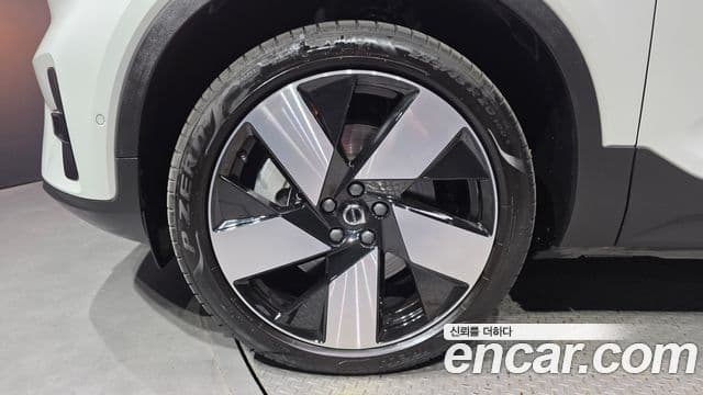 Volvo XC40 Recharge 2024 — ფოტო 1/36