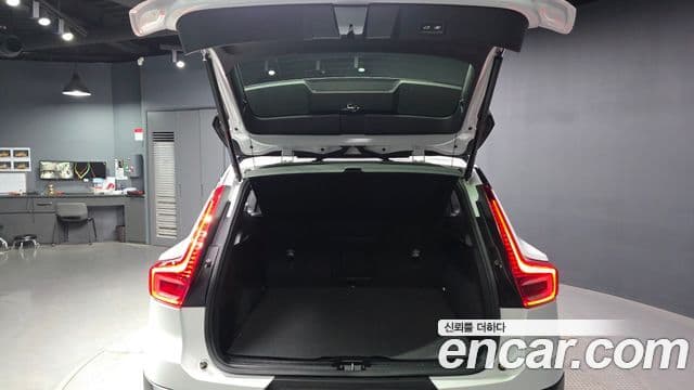 Volvo XC40 Recharge 2024 — ფოტო 11/36