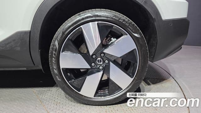 Volvo XC40 Recharge 2024 — ფოტო 34/36