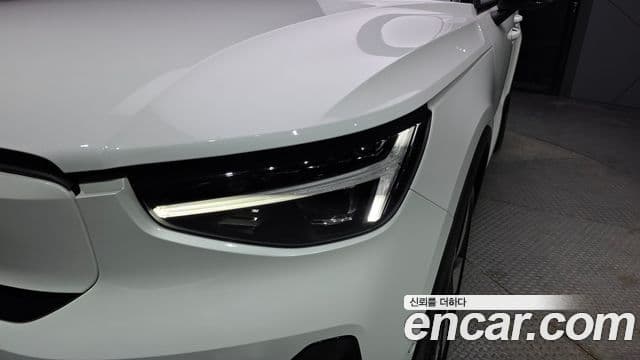 Volvo XC40 Recharge 2024 — ფოტო 14/36