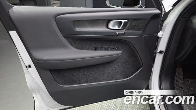 Volvo XC40 Recharge 2024 — ფოტო 31/36