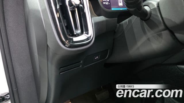 Volvo XC40 Recharge 2024 — ფოტო 17/36