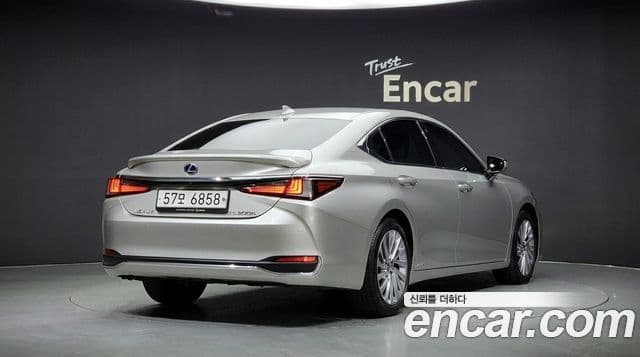 Lexus ES300h 2019 — ფოტო 9/20