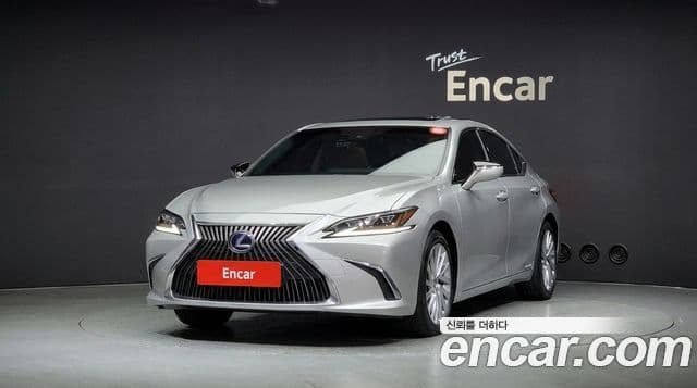 Lexus ES300h 2019 — Photo 7/20