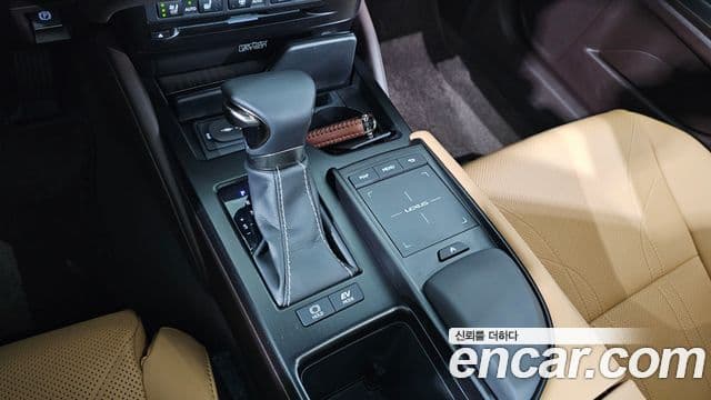 Lexus ES300h 2019 — Photo 18/20