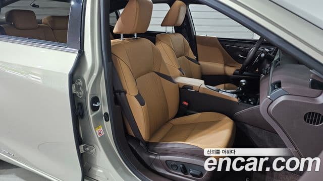 Lexus ES300h 2019 — ფოტო 16/20
