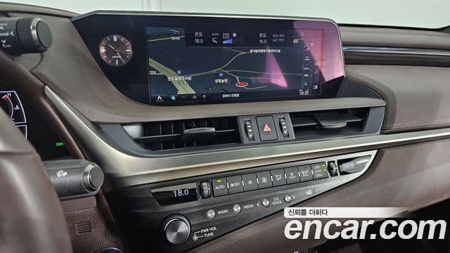 Lexus ES300h 2019 — ფოტო 1/20