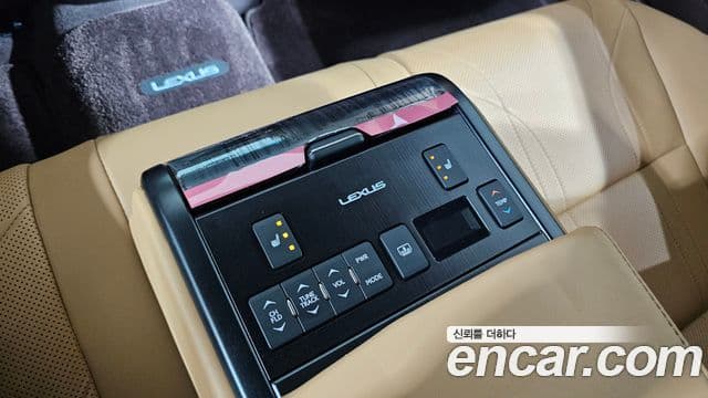 Lexus ES300h 2019 — Photo 8/20