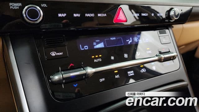 Kia Carnival 2022 — Şəkil 28/32