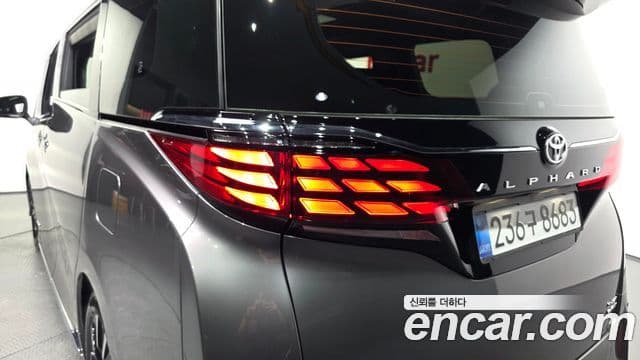 Toyota Alphard 2025 — Photo 31/36