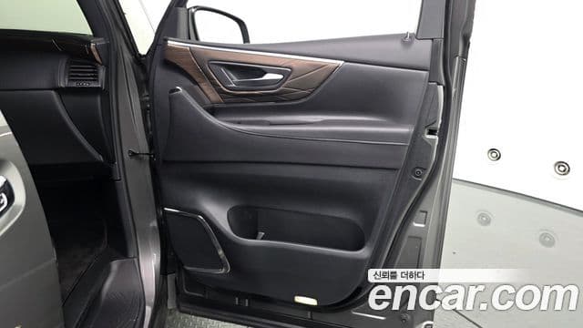 Toyota Alphard 2025 — Photo 2/36