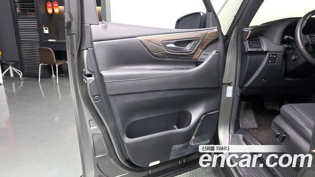 Toyota Alphard 2025 — Photo 10/36