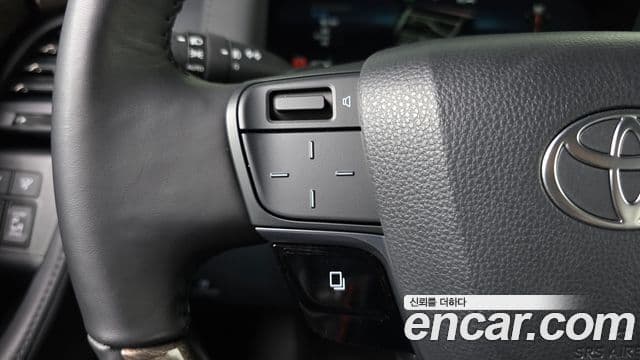 Toyota Alphard 2025 — Photo 30/36