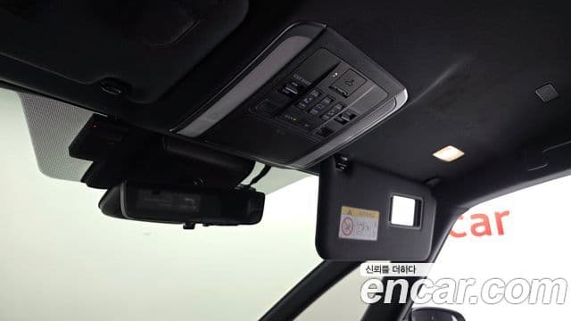 Toyota Alphard 2025 — Photo 23/36