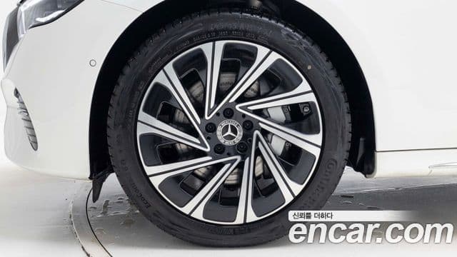 Mercedes-Benz E-Class 2025 — Фото 4/20
