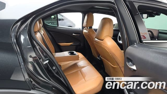 Lexus UX250h 2024 — Фото 11/20