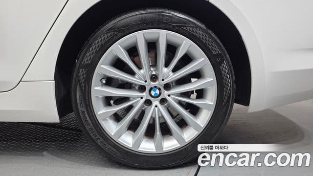 BMW 5 Series 2019 — Photo 15/32