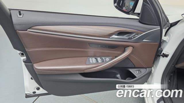 BMW 5 Series 2019 — Photo 24/32