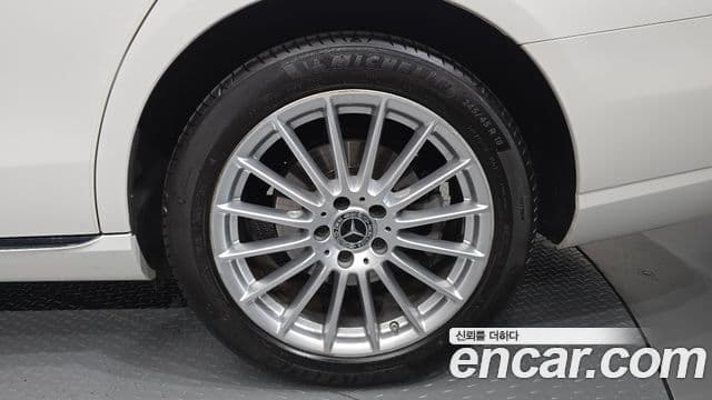 Mercedes-Benz E-Class 2022 — Photo 6/31