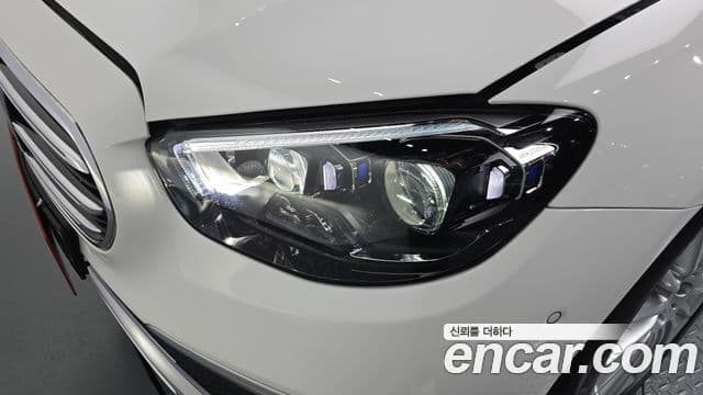 Mercedes-Benz E-Class 2022 — Photo 12/31