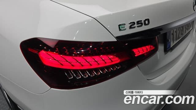 Mercedes-Benz E-Class 2022 — Photo 19/31