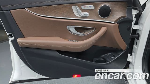 Mercedes-Benz E-Class 2022 — Photo 1/31