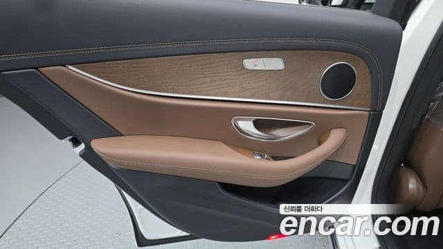 Mercedes-Benz E-Class 2022 — Photo 13/31