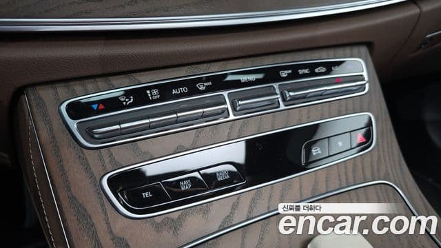 Mercedes-Benz E-Class 2022 — Photo 2/31