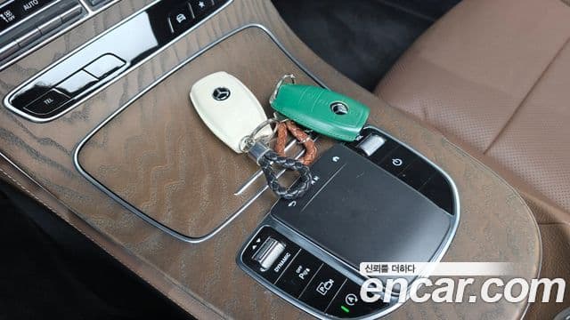 Mercedes-Benz E-Class 2022 — Photo 18/31