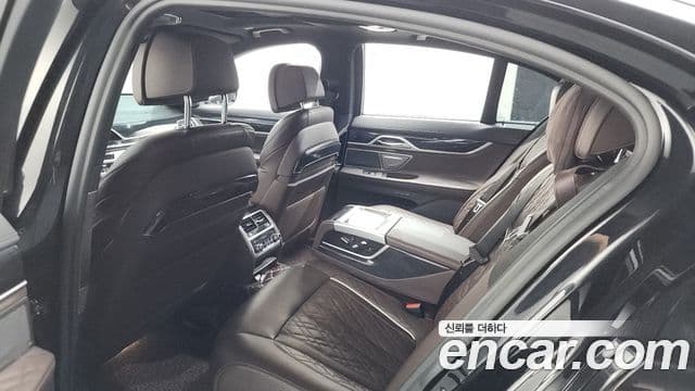 BMW 7 Series 2019 — Photo 28/36