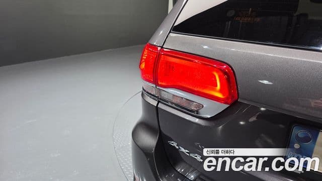 Jeep Grand Cherokee 2021 — Photo 33/33