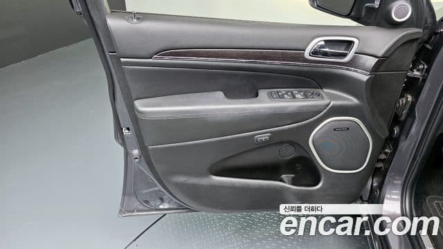 Jeep Grand Cherokee 2021 — Photo 22/33
