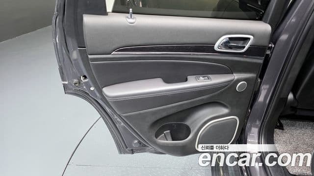 Jeep Grand Cherokee 2021 — Photo 16/33