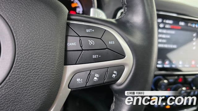 Jeep Grand Cherokee 2021 — Photo 31/33