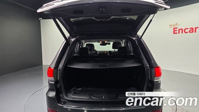 Jeep Grand Cherokee 2021 — Photo 29/33