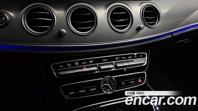 Mercedes-Benz E-Class 2018 — ფოტო 18/20